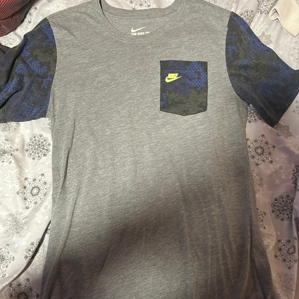 Men’s Nike pocket logo tee